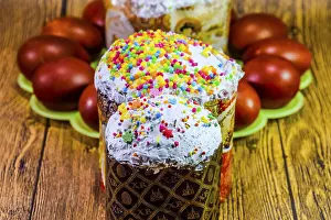 Sweet Easter Treats Drucke: Easter cake and painted red Easter eggs