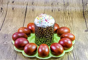 Colorful Spring Flowers Drucke: Easter cake and painted red Easter eggs