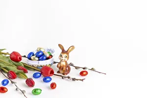 Traditional Easter Scene Drucke: Easter composition with an Easter bunny and a bowl full of chocolate eggs