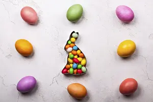 Flat Lay Food Photography Drucke: Easter concept with natural dyed easter eggs and candy