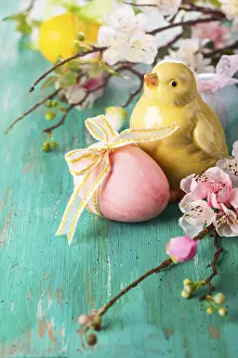 Young Bird Photography Drucke: Easter decoration with spring flowers