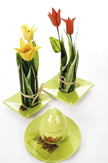 Traditional Easter Symbols Drucke: Easter decoration: tulips and an Easter egg
