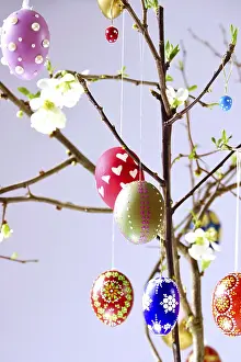 European Springtime Blooms Drucke: Easter, Easter bouquet with colorful Easter eggs