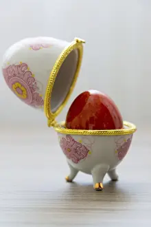 Coloured Easter Eggs Drucke: An Easter egg from onyx in a box