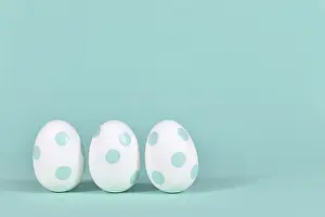 Decorative Easter Eggs Drucke: Three easter eggs with dots on mint green background