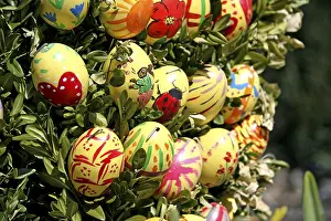 Easter Eggs Decoration Drucke: Easter eggs on easter fountain