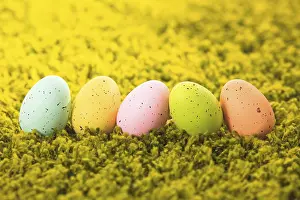 Decorative Easter Egg Arrangement Drucke: Easter eggs on the grass carpet