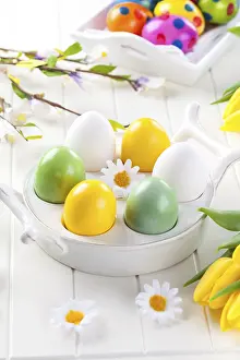 Easter Egg Decorations Drucke: Easter eggs with spring flowers decorating table
