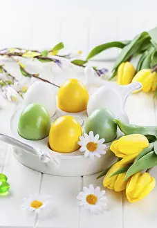 Easter Egg Decorations Drucke: Easter eggs with spring flowers decorating table