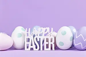 Traditional Easter Decoration Drucke: Easter eggs and text Happy Easter on pastel violet background with copy space Easter eggs