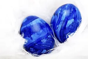 Studio Shot Of Easter Eggs Drucke: Easter eggs on white feathers