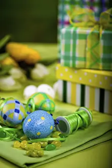 Empty Grocery Store Display Drucke: The easter installation with eggs and sweets