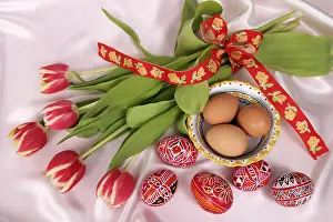 Decorative Easter Eggs Drucke: Easter setting with eggs and tulips