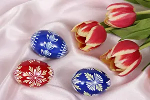 Easter Egg Tradition Drucke: Easter setting with eggs and tulips