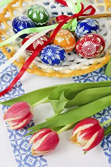 Colorful Easter Tradition Drucke: Easter setting with eggs and tulips
