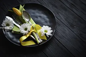 Spring Blooming Flowers Drucke: Easter spring table dishware composition with yellow tulip flower