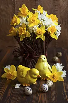 Fresh Daffodils Drucke: Easter table decoration with fresh daffodils