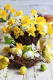 Spring Flower Arrangement Drucke: Easter table decoration with fresh daffodils