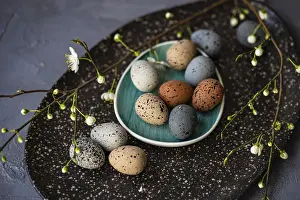 Spring Flowers Drucke: Easter table setting with colored eggs