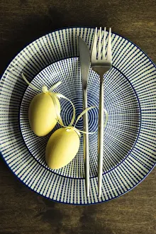 Traditional Easter Decor Drucke: Easter table setting with eggs on wooden background with copy space