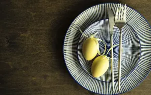 Traditional Easter Decor Drucke: Easter table setting with eggs on wooden background with copy space