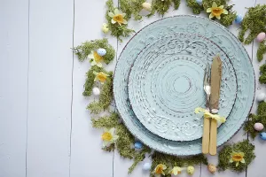 Easter Egg Decoration Ideas Drucke: Easter table setting with flowers and eggs
