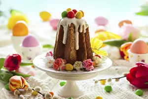 Colorful Easter Eggs Drucke: Easter table setting with spring flowers
