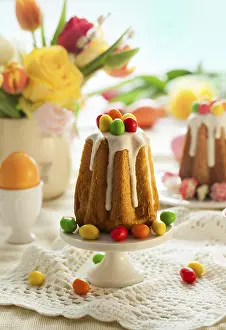 Colorful Easter Eggs Drucke: Easter table setting with spring flowers