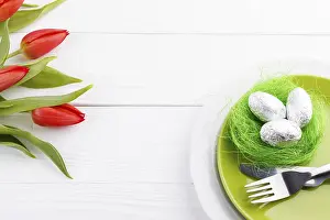 Spring Flower Arrangement Drucke: Easter table setting on white wooden table