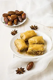 Traditional Arabic Sweets Drucke: Eastern sweets with dates fruit table