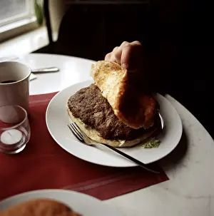 Fast Food Meal Drucke: Eating a hamburger