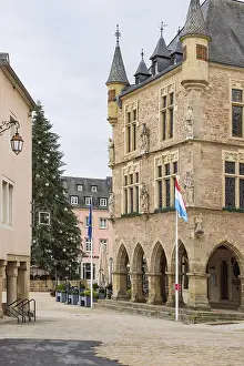 Drucke von Echternach, Luxemburg - 1. Januar 2023: Stadtansicht von Echternach mit Justizpalast auf der Place du Marché im ältesten Ort in Luxemburg. In der Nähe des Mullerthal Luxemburg Drucke: Echternach, Luxemburg - 1. Januar
