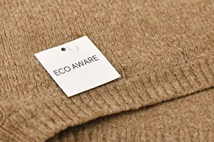 Environmental Protection Message Drucke: Eco aware label attached to environmental friendly produced pullover
