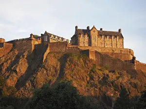 Drucke von Schloss Edinburgh auf dem Castle Rock bei Sonnenuntergang Alte Und Neue Städte In Edinburgh Drucke: Schloss Edinburgh auf dem Castle Rock bei Sonnenuntergang.