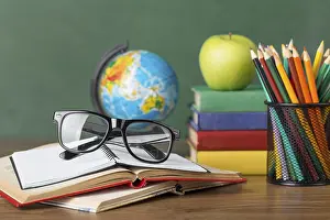 Office Desk Setup Drucke: Education day assortment table