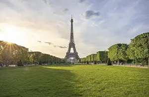 International Landmark Paris Drucke: Eiffel Tower with park in the evening light