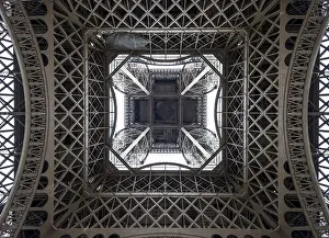 Eiffel Tower View From Below Drucke: Eiffel Tower, seen from beneath