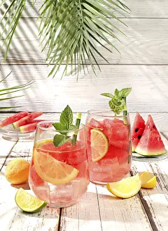 Bilder Datiert 9. Juli 2024: Print refreshing summer drink sunny table