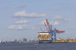 Modern European Architecture Style Drucke: Elbe Philharmonic Hall, container ship