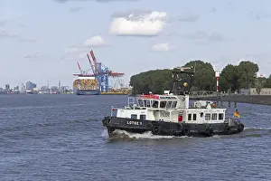 Elbe Philharmonic Hall Drucke: Elbe Philharmonic Hall, container ship
