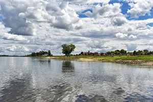 Central Europe City Portrait Drucke: Elbe with a view of the town of Hitzacker