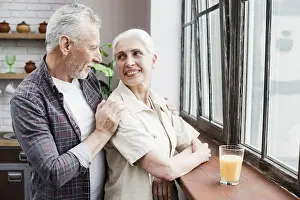 Face Mask Protection Drucke: Elder couple looking through window