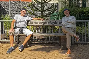 German Federal Republic Scene Drucke: Two elderly men sitting on a bench