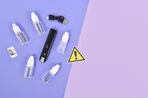 Warning Sign Drucke: Electronic cigarette, bottles with liquid solutions