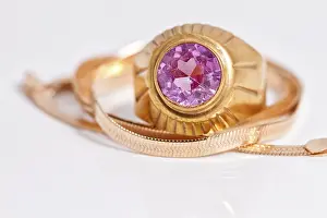 Precious Gemstone Jewelry Drucke: Elegant gold chain and gold ring with ruby
