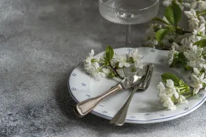 Elegant Table Setting Drucke: Elegant table setting featuring a white plate with delicate floral patterns