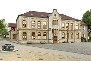 German Town Hall Square Drucke: Former elementary school from 1887 with extensions from 1949