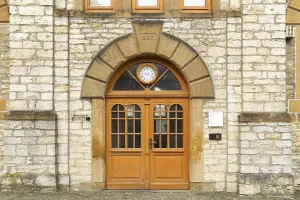 Old Town Square Germany Drucke: Former elementary school from 1887 with extensions from 1949