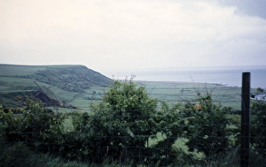 Deserted Scottish Beaches Drucke: Elevated beach and cliff due to isostatic uplift, Isle of Arran, Scotland, UK 1977