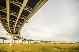 Deserted Road Drucke: Elevated highway road and pillars